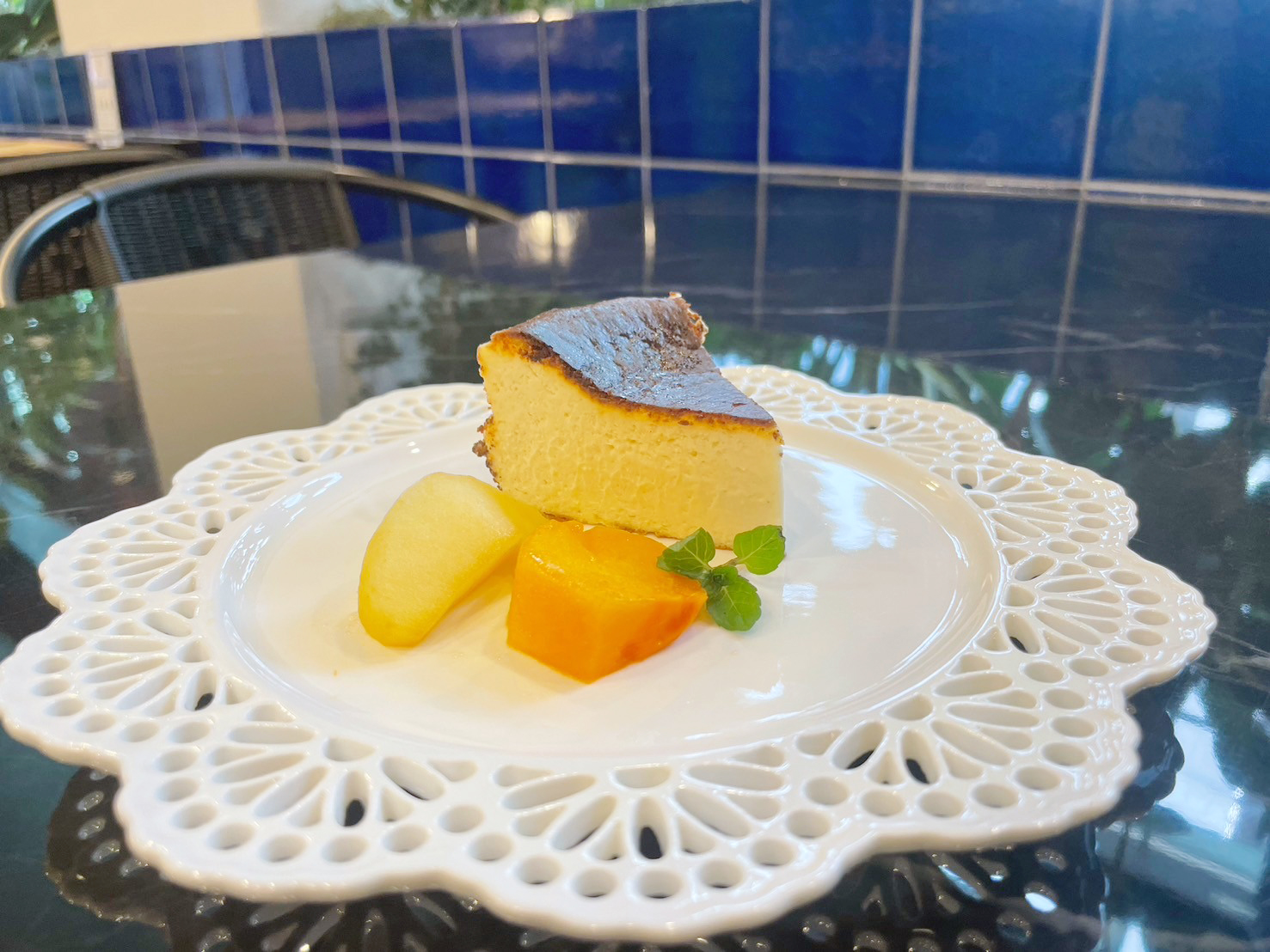 yolocafe 芦屋本店 自家製塩麹と米粉のバスクチーズケーキ