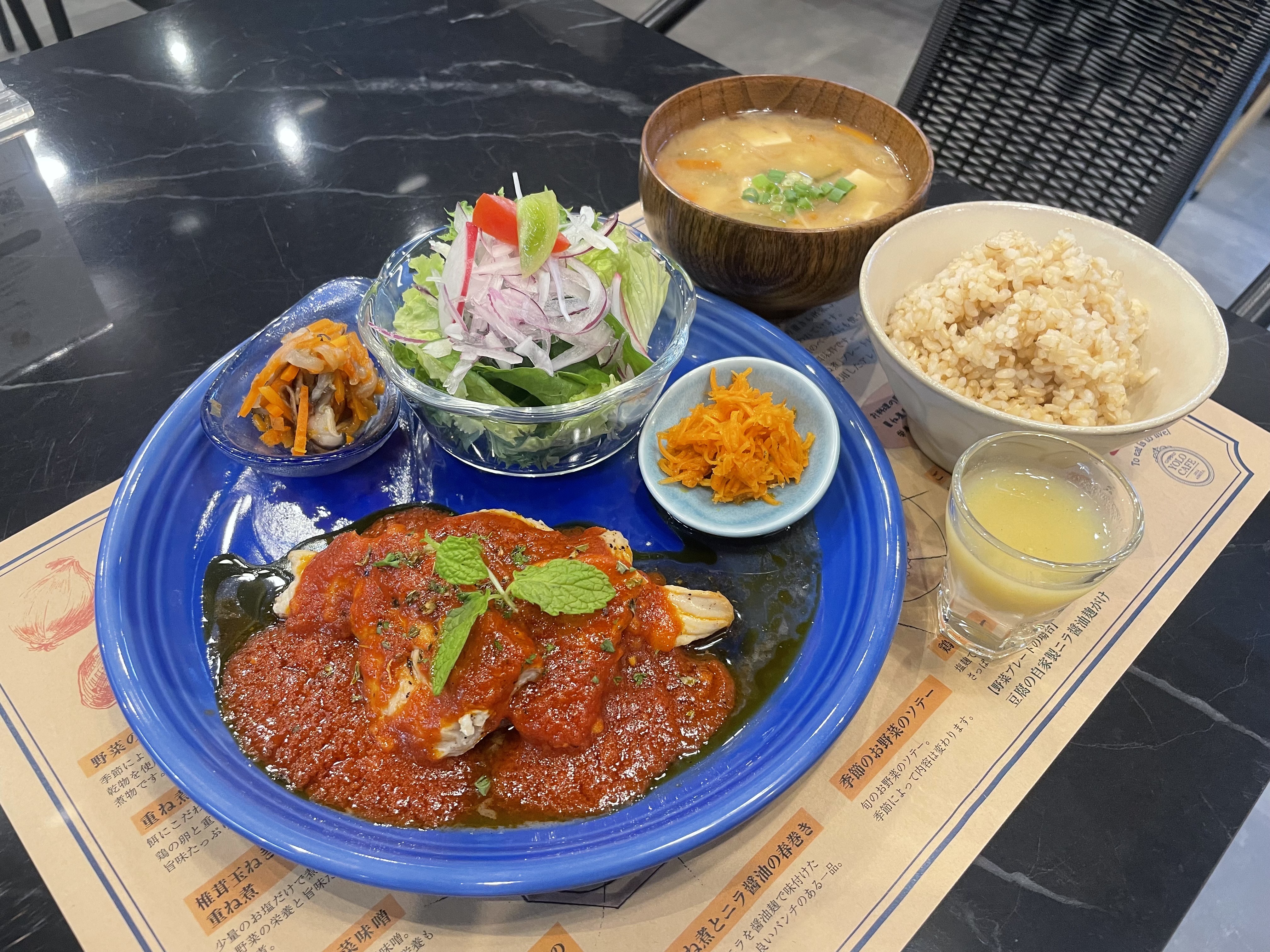 yolocafe 芦屋本店 チキンのガーリンクトマトソース
